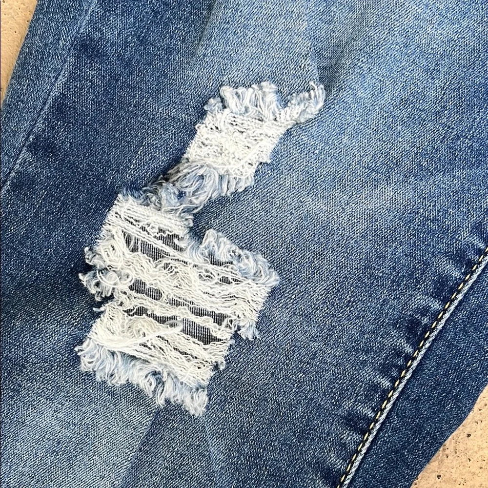 New SO super high-rise ultimate jegging with Modern Distressing - Picture 15 of 16